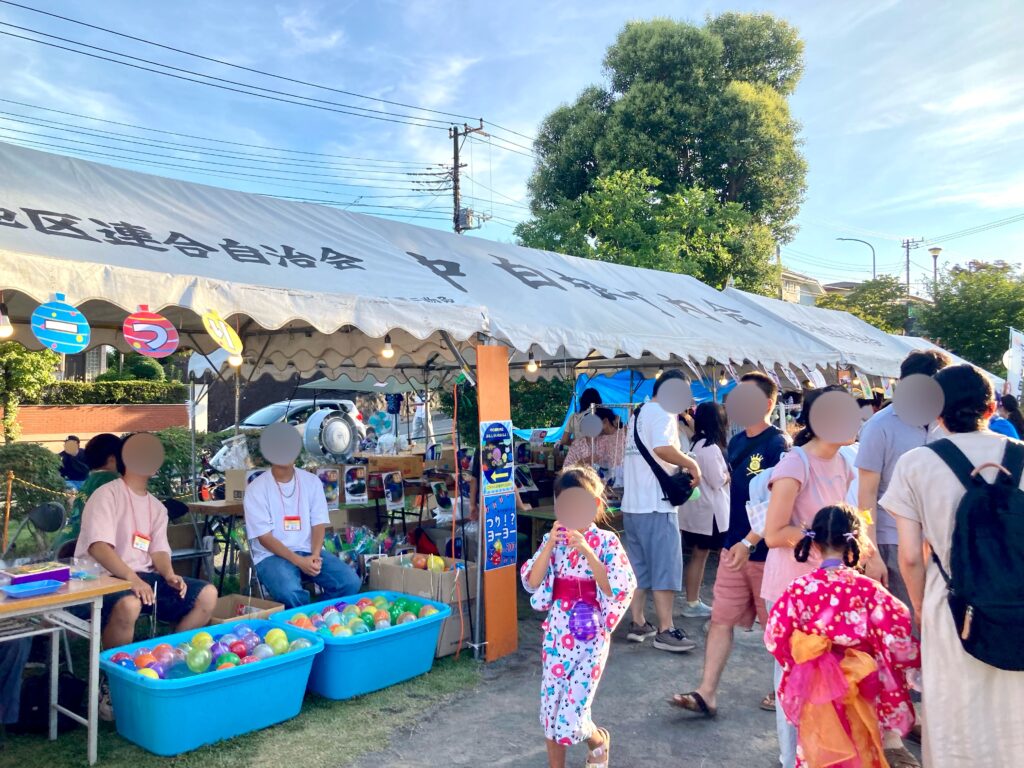 旭台中央公園夏祭りの会場全景と多くの来場者