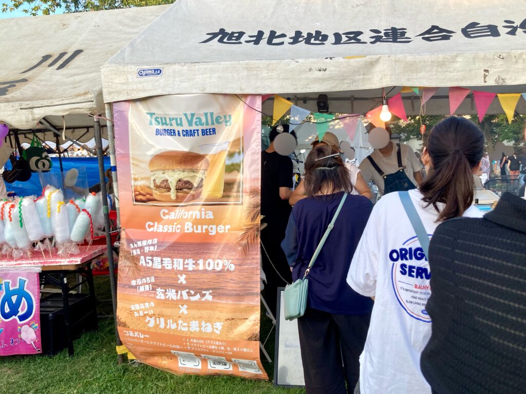 白根のハンバーガー店「つるバレー」の出店ブース