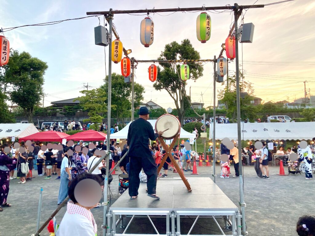 夕方から混雑する旭台中央公園夏祭りの会場(盆踊り)