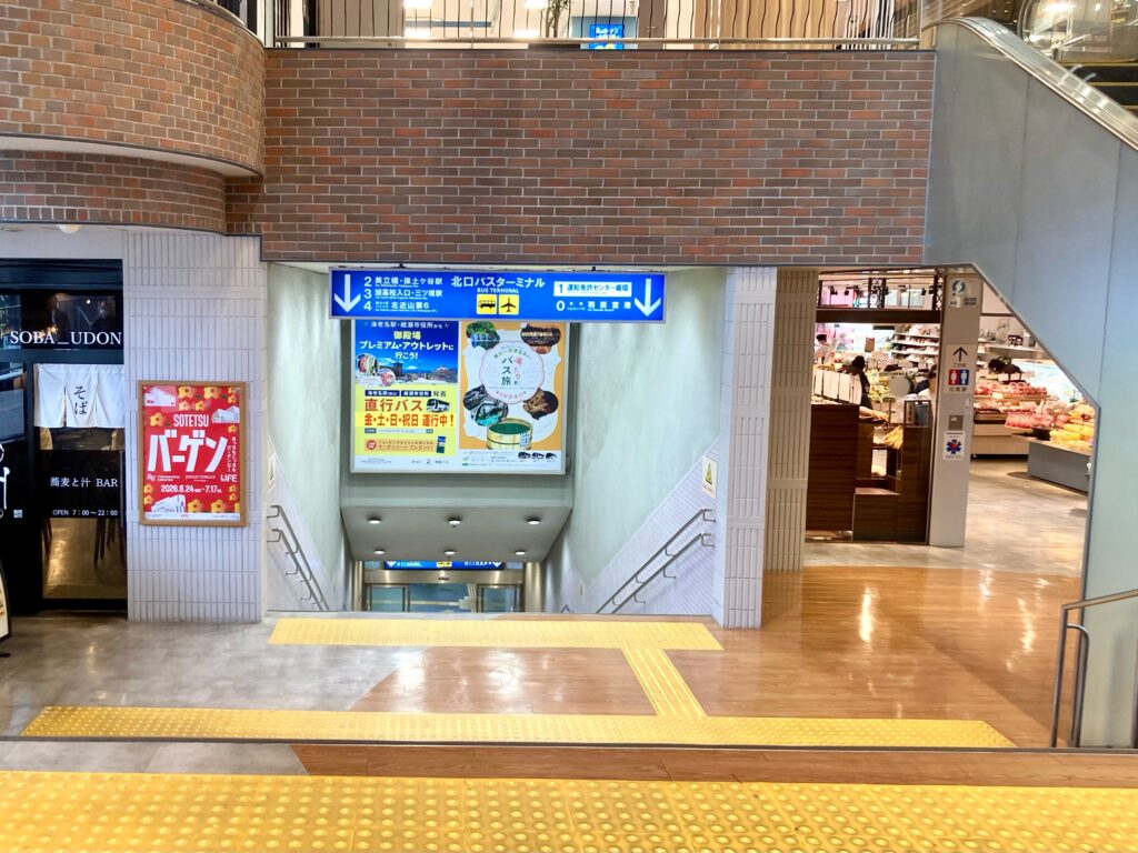 ジョイナステラス3から羽田空港リムジンバス乗り場へ向かう階段