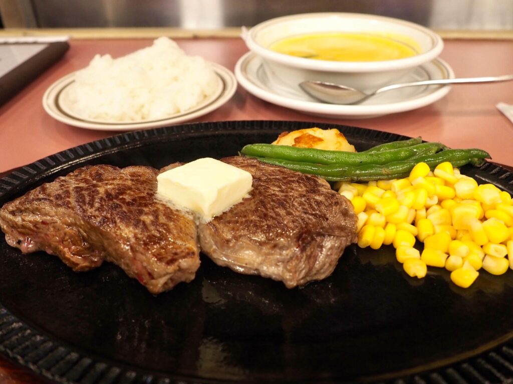 鶴ヶ峰の老舗ステーキ店「バッファロ０ーキング」のロースステーキ（横浜市旭区）