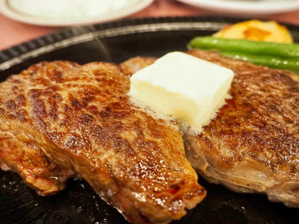 鶴ヶ峰の老舗ステーキ店「バッファロ０ーキング」のバター香るロースステーキ（横浜市旭区）