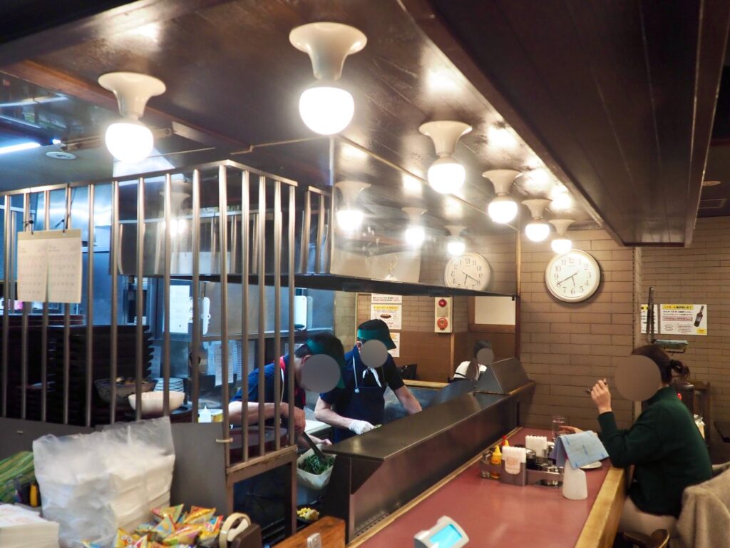 鶴ヶ峰の老舗ステーキ店「バッファロ０ーキング」の店内の雰囲気（カウンター席あり）（横浜市旭区）