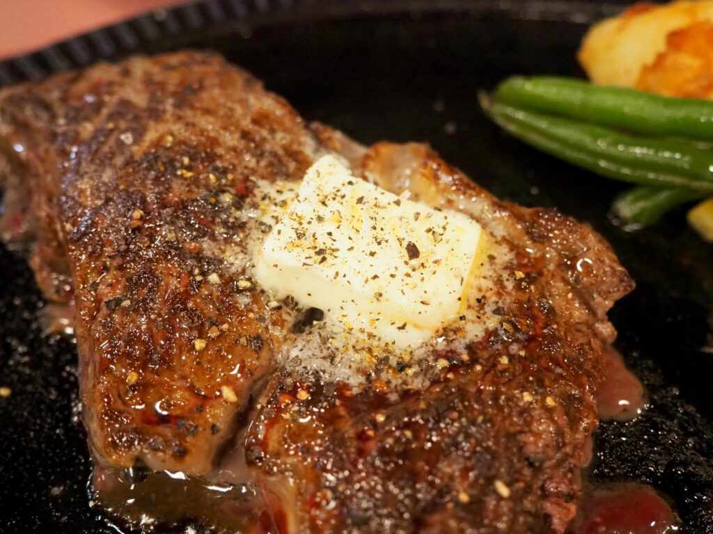 鶴ヶ峰の老舗ステーキ店「バッファロ０ーキング」の岩塩とブラックペッパーをのせたロースステーキ（横浜市旭区）