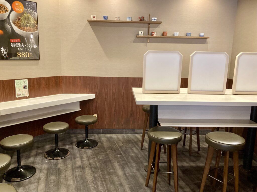 二俣川にある相州そばの店内写真（カウンター席あり）