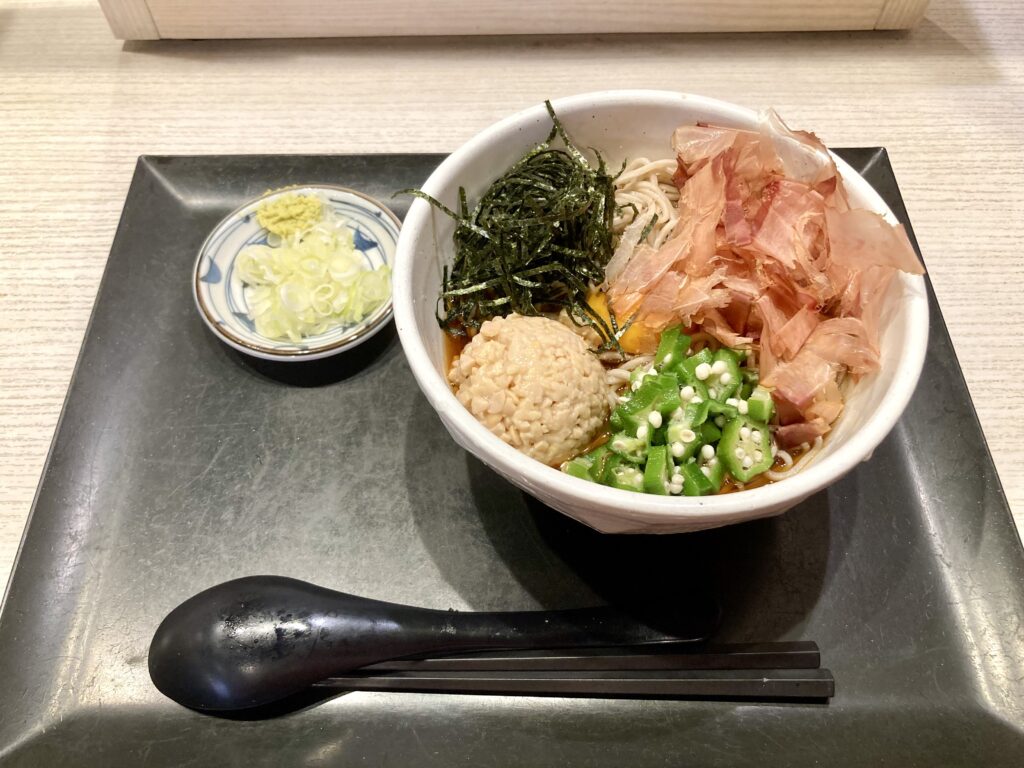 二俣川にある相州そばの冷やし納豆そばの写真