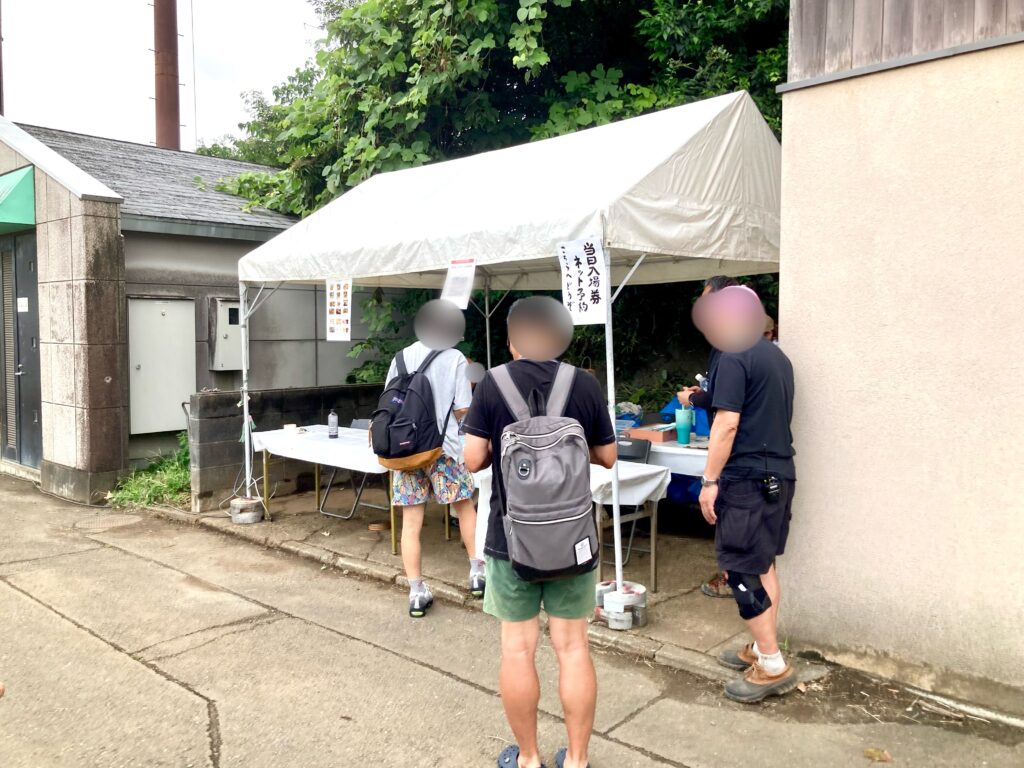 あさひジャズまつり2026の有料エリアの受付の様子