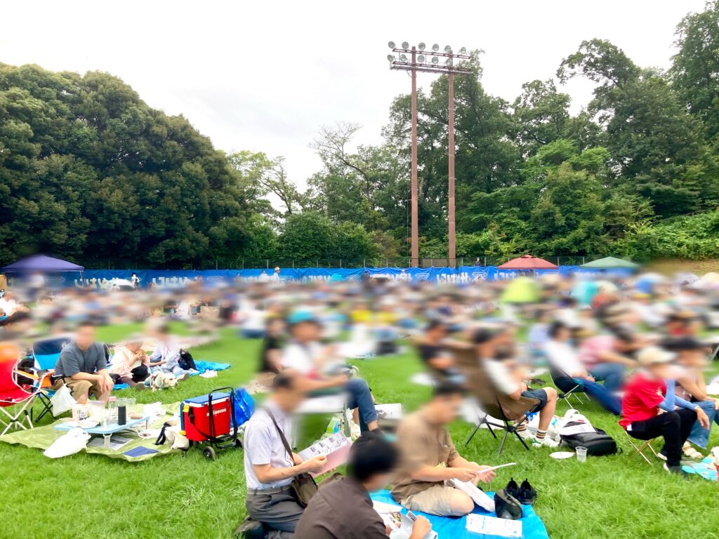 あさひジャズまつり2026のプロミュージシャンの演奏に聞き入る人々
