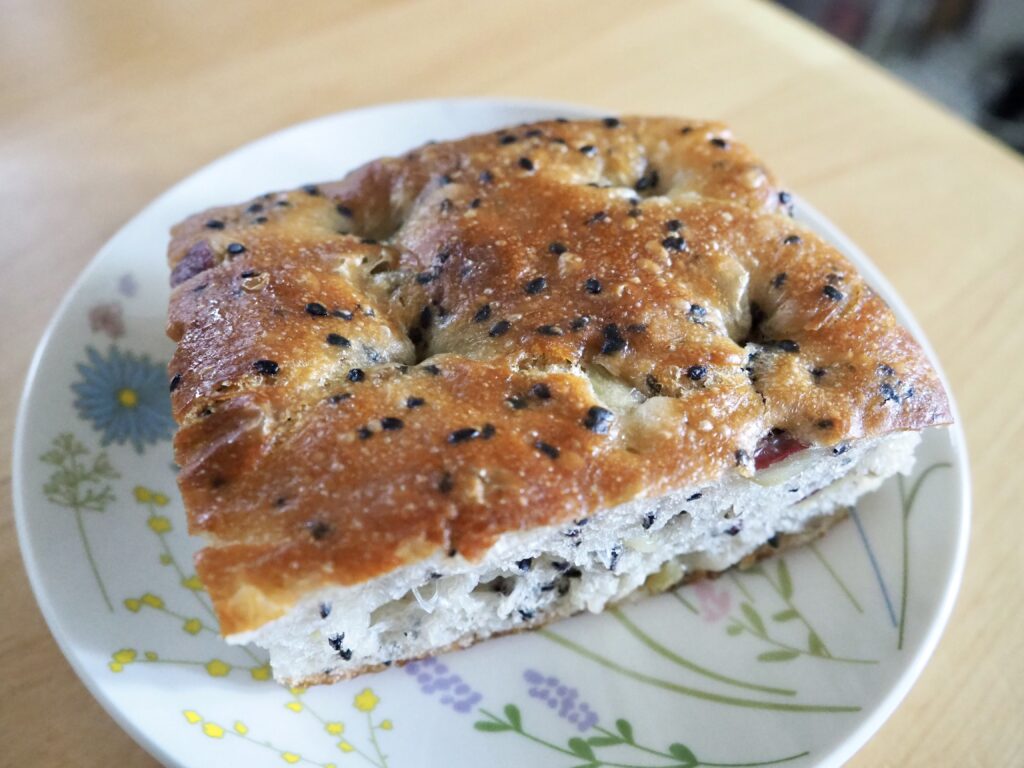 くろのぱん「くろごまとさつまいものフォカッチャ」