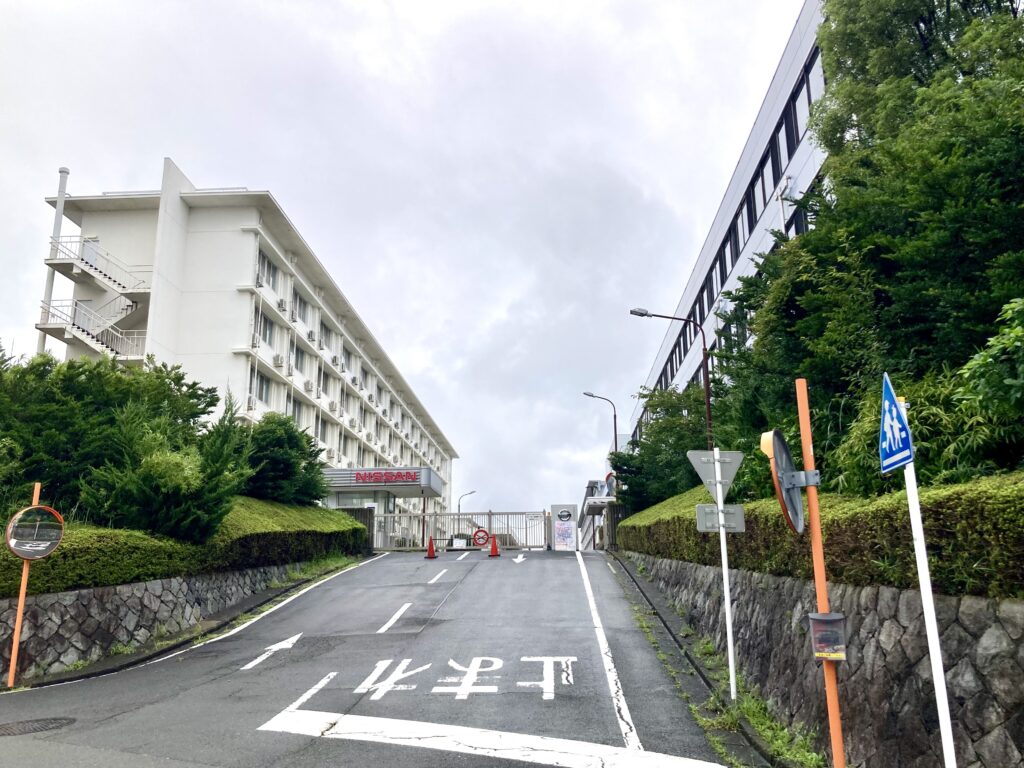 日産横花自動車学校の校門